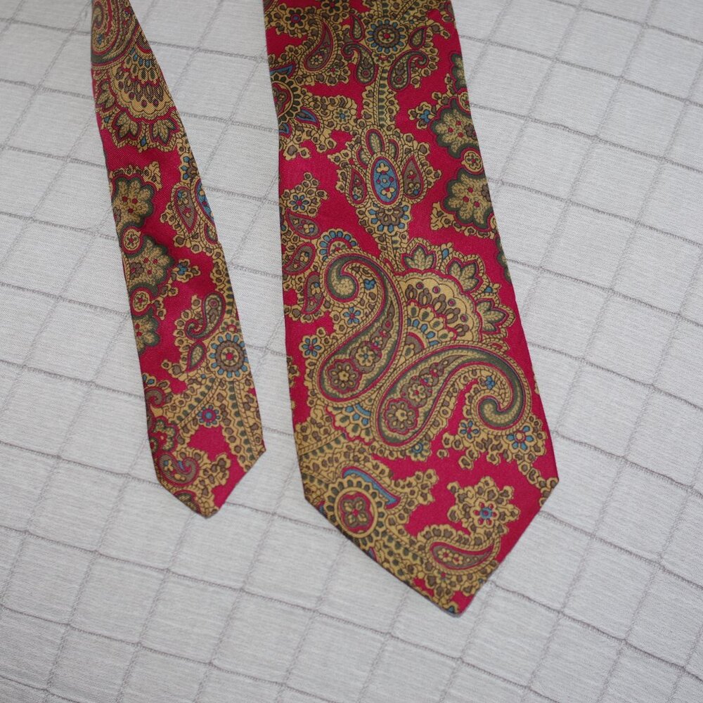 Burberry's LONDON-NEW YORK-PARIS Vintage Red paisley tie 60"x 3.75"